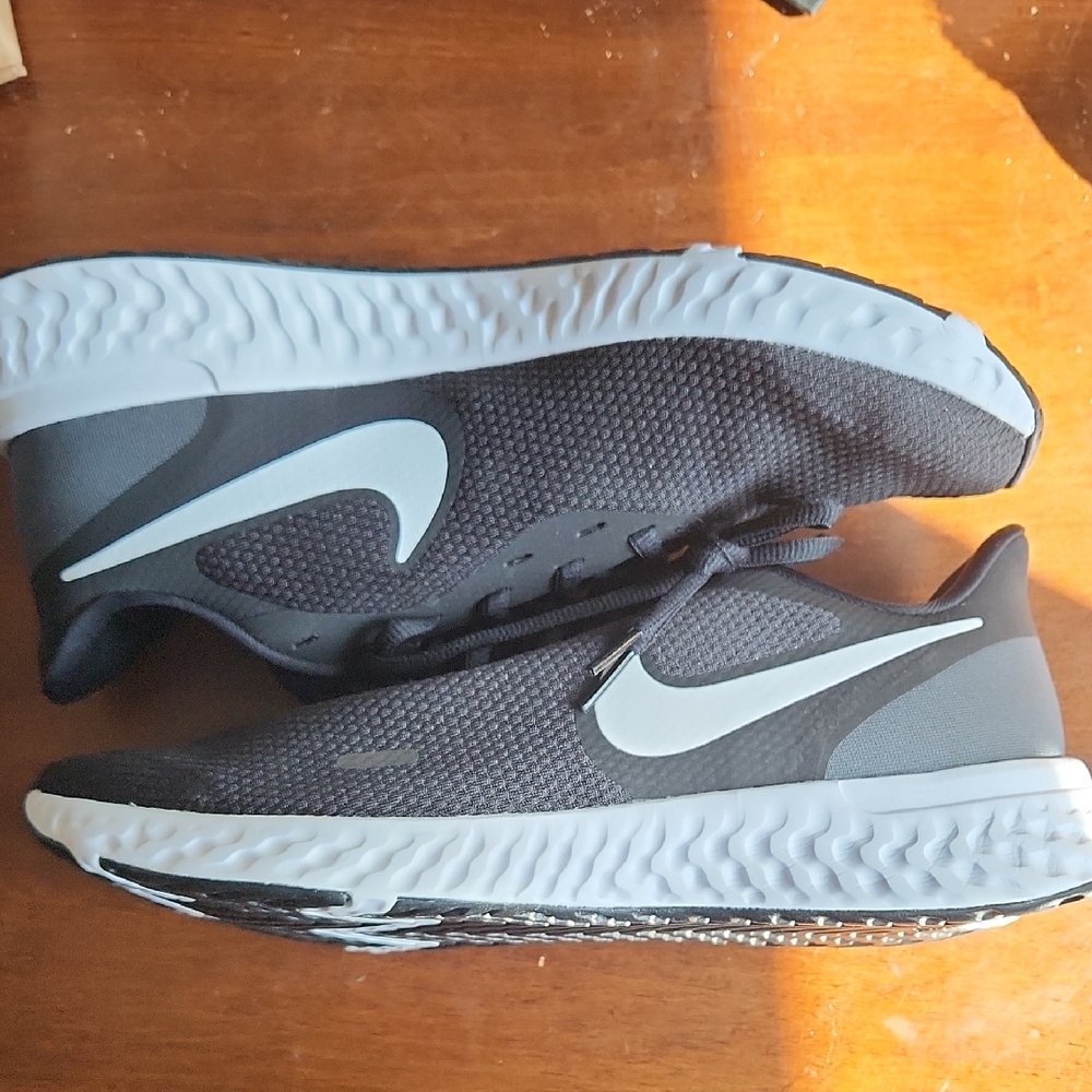 Nike Womens Revolution 5 Show. 12 WIDE. brand New